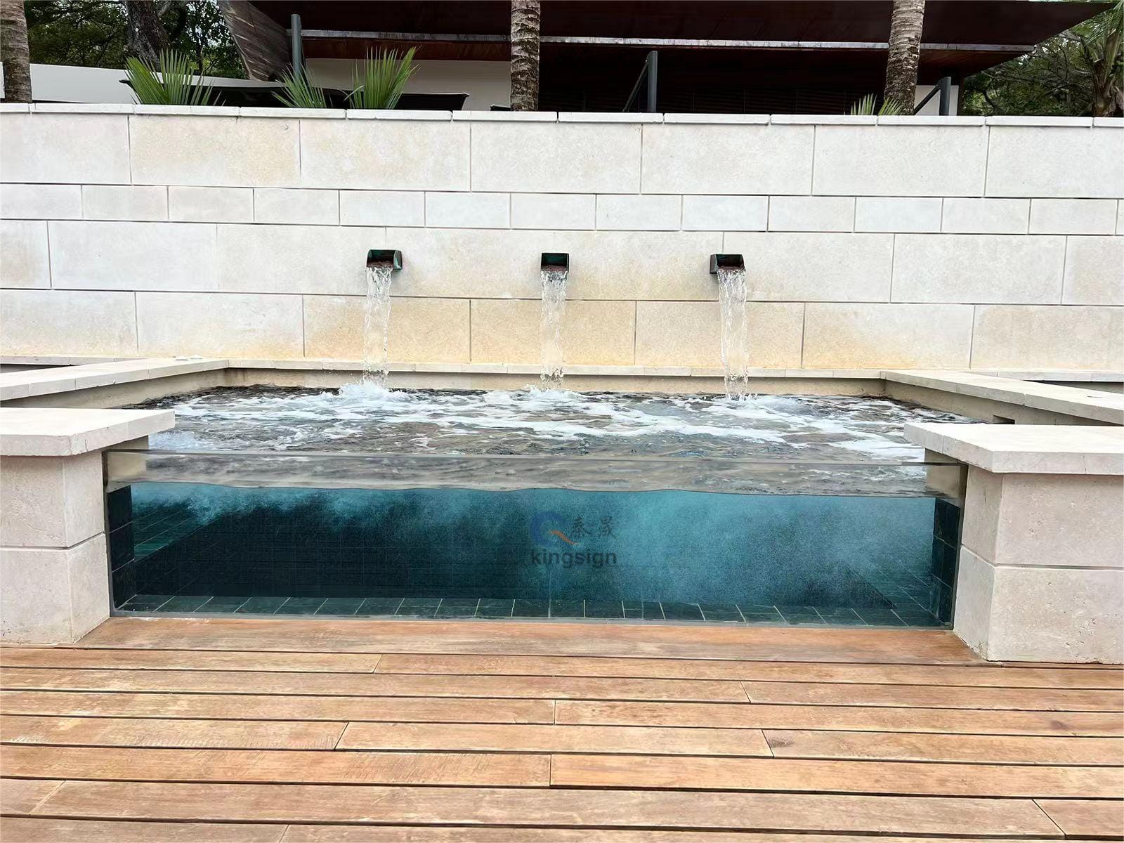 Зошто акрилниот лист се користи наместо стакло како прозорци за базен?